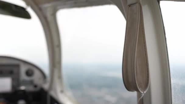 手提式小型私人飞机上抓手带的闭合 — 图库视频影像