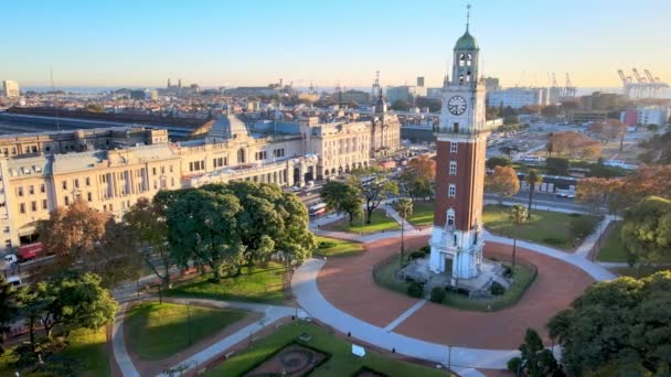 Arco Aéreo Alrededor Icónica Torre Monumental Buenos Aires — Vídeos de Stock