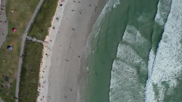 Muchos Turistas Big Bay Beach Durante Verano Ciudad Del Cabo — Vídeos de Stock