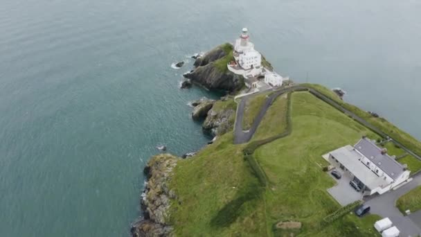 爱尔兰豪斯岛悬崖上美丽的户外灯塔的空中景观 — 图库视频影像