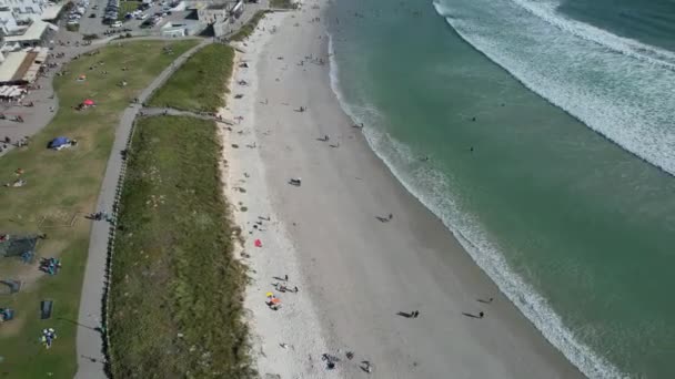 Orang Menikmati Hari Musim Panas Big Bay Beach Cape Town — Stok Video