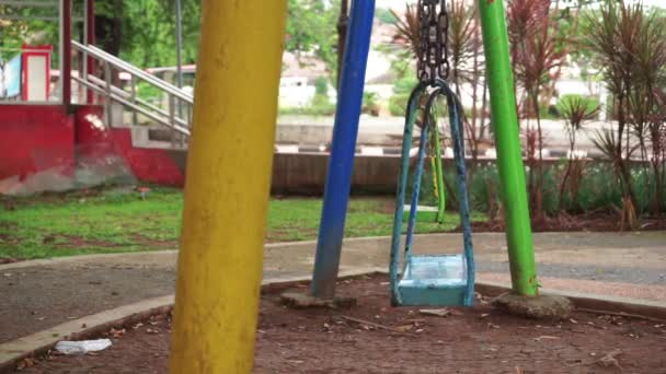 Swaying Swing City Park Concept Quiet Garden Hints Something Eerie — Stockvideo