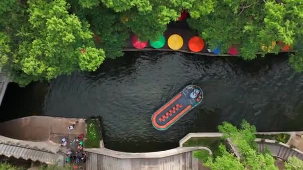 Kleine Boot Passeert Onder Brug Naast San Antonio River Walk — Stockvideo