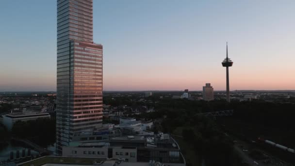 德国科隆 阿森丁飞行鸟瞰商业媒体公园和摩天大楼 背景是全景和电视塔 2022年6月被无人驾驶飞机击中 — 图库视频影像