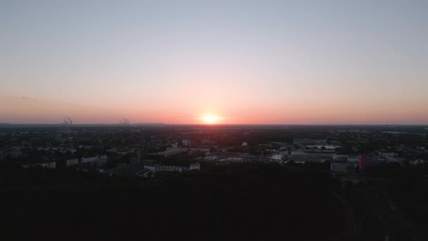 Φθίνουσα Πτήση Κάμερα Του Πανοράματος Ηλιοβασίλεμα Δει Από Την Κολωνία — Αρχείο Βίντεο
