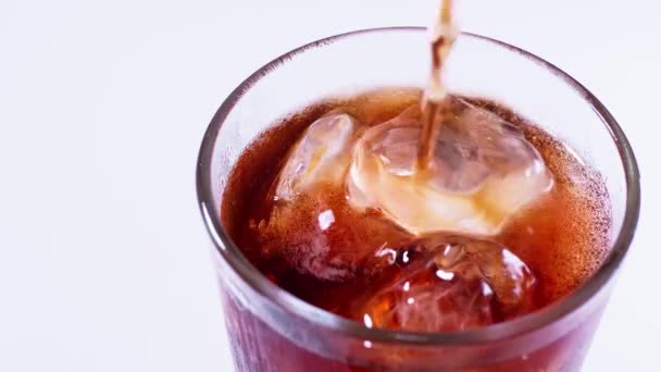 Coca Cola Wird Aus Einer Flasche Ein Glas Gegossen Weißer — Stockvideo