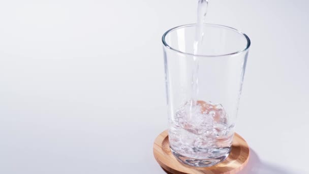 Mit Zeitlupe Reines Wasser Glas Gegossen — Stockvideo