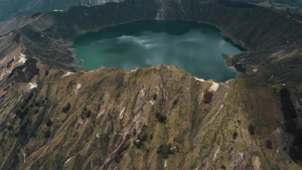 Aerial Lutning Upp Skott Quilotoa Crater Lake Inuti Vulkanen Molnig — Stockvideo