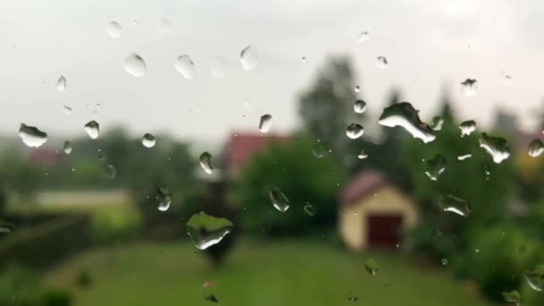 Yağmur Damlalı Cam Manzarası Arka Planda Bulanık Bir Aile Bahçesi — Stok video