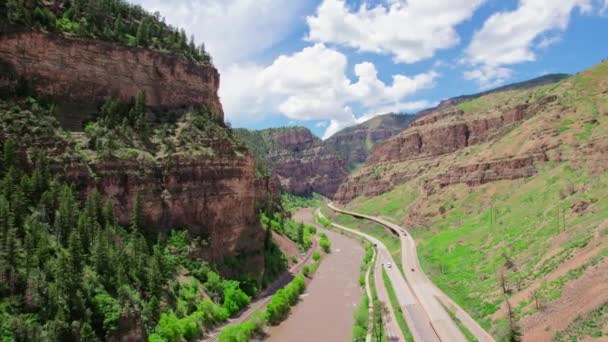 Colorado River Glenwood Canyon Gorge Interstate Colorado Countryside Usa Inglés — Vídeo de stock