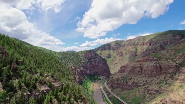 明るい晴れた日に健康的な緑の高山の木々や葉に覆われた大峡谷の空中ドローン映像 グレンウッド キャニオン コロラドUsa — ストック動画