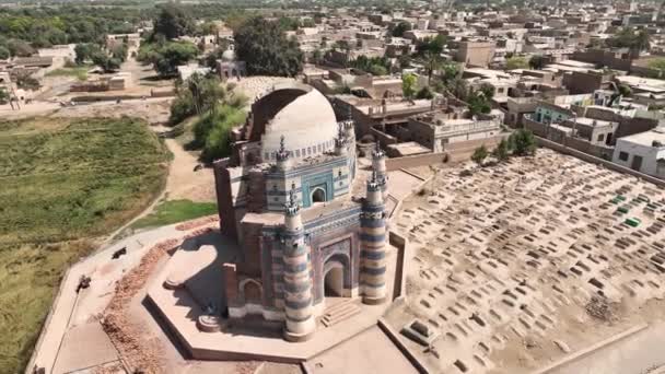 在阳光灿烂的蓝天 空中拍摄的Uch Sharif Jawindi Bibi墓壮观的景象 — 图库视频影像