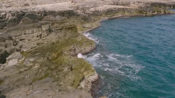 イタリアのポリニャーノ マーレで岩や海岸を襲う波のスローモーション空中映像 — ストック動画