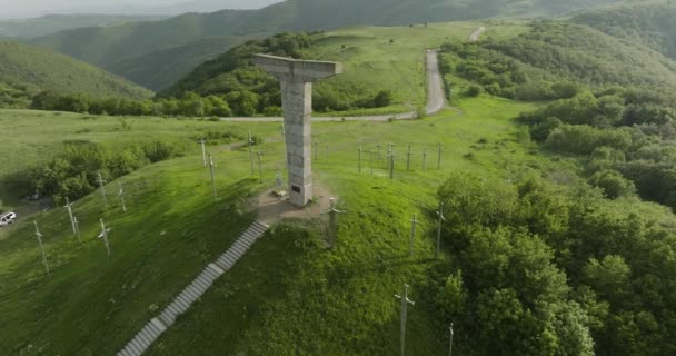 Dolly Aerial Shot Historical Monument Didgori Valley Georgia — Vídeos de Stock