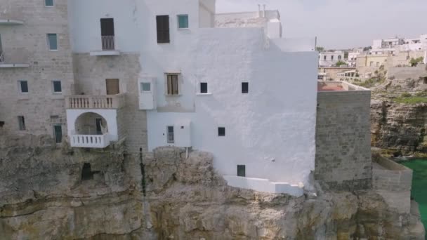 Медленная Съемка Воздуха Показывает Скальные Здания Затем Бухту Пляжем Полиньяно — стоковое видео