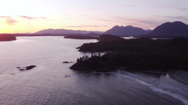 Panning Drone Video Ocean Next Forested Coast Sunset Mountains Visible — 비디오