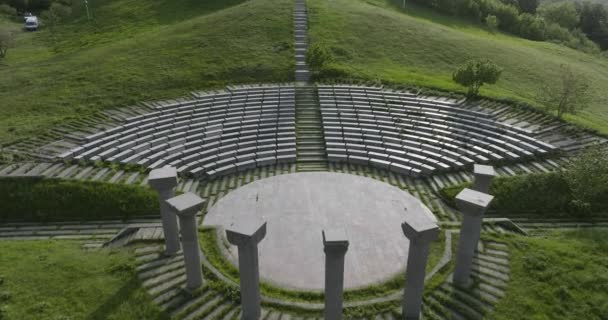 在迪戈里山谷的一个空荡荡的圆形剧场和纪念碑中拍摄的空中娃娃 — 图库视频影像
