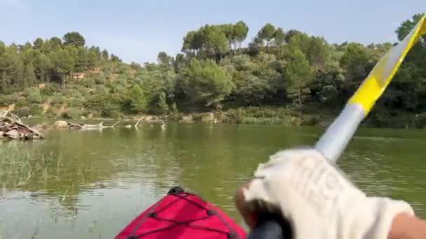 Rode Opblaasbare Kajak Glijdt Een Groene Rivier Zuid Spanje Kayakerstandpunt — Stockvideo