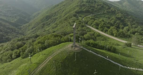 Båge Flygfoto Ett Monument Didgori Valley Ligger Georgien — Stockvideo