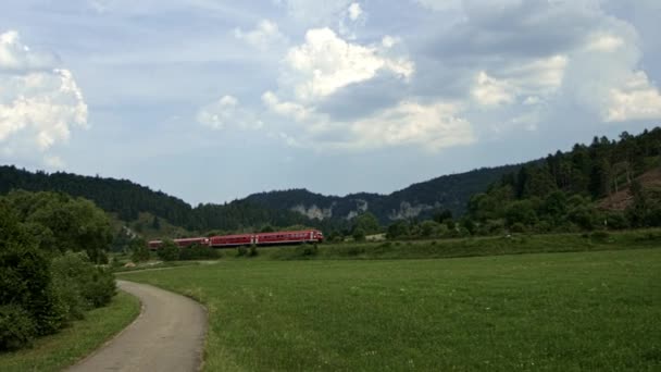 Tren Que Pasa Por Vieja Ciudad Alemana — Vídeos de Stock