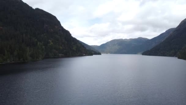 阳光明媚的一天 一架无人驾驶飞机在两座山之间的湖面上空盘旋 位于加拿大温哥华岛Parksville — 图库视频影像