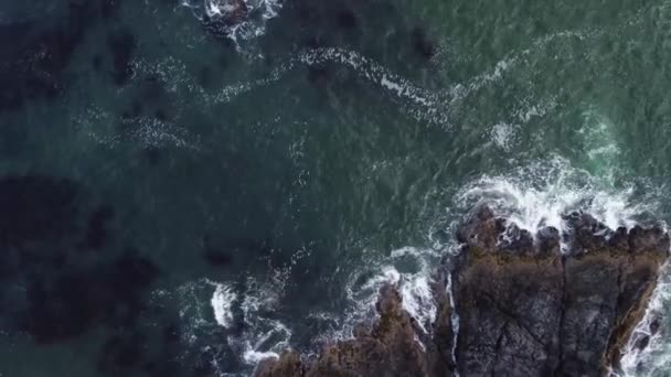 Birds Eye Drone Video Looking Some Large Rocks Ocean Located — Stockvideo