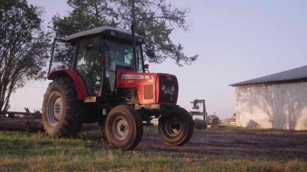 Red Tractor Parked Ranch — Vídeo de stock