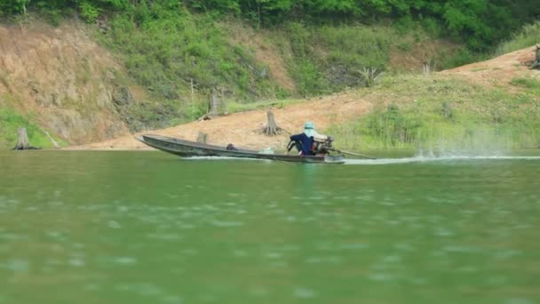 4K在泰国北部Doi Saket的Mae Kuang水坝湖上 在一个阳光明媚的日子 在一艘活动的船上 在靠近水的地方航行时 拍摄了一艘船的电影 — 图库视频影像