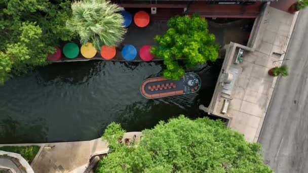 Boat Орієнтується Річку Центрі Міста Сан Антоніо Алея Річки Техас — стокове відео