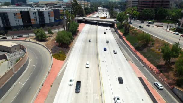 Statisch Uitzicht Vanuit Lucht Burbank 134 Snelweg Als Auto Voorbij — Stockvideo