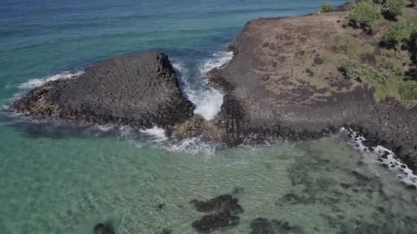 浪花飞溅在六角形火山岩形成与浪人在海中透露 澳大利亚新南威尔士州塔斯曼海的指头铜道 空中后撤 — 图库视频影像
