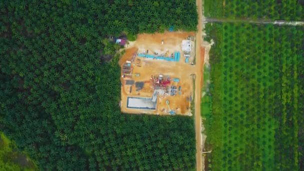 Cinematic Drone Shot Onshore Drilling Workover Rig Structure Rig Equipment — Vídeo de stock