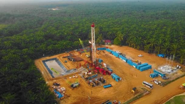 Cinematic Drone Shot Onshore Drilling Workover Rig Structure Rig Equipment — Stockvideo