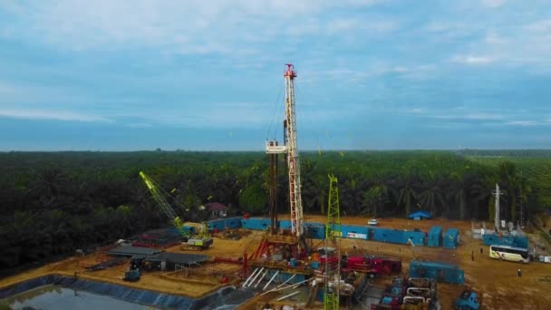 Kino Drone Shot Onshore Drilling Workover Rig Struktura Sprzęt Platformy — Wideo stockowe