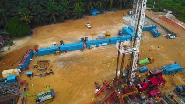 Cinematic Drone Shot Onshore Drilling Workover Rig Structure Rig Equipment — Vídeo de stock