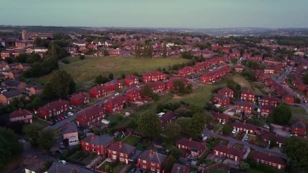 赤レンガ造りの建物は 西ヨークシャー地域の大多数のイギリスの家屋の典型的な住宅を建てた 日没時にドローンで撃たれた — ストック動画