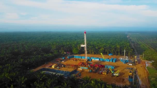 Cinematic Drone Shot Onshore Drilling Workover Rig Structure Rig Equipment — Stockvideo