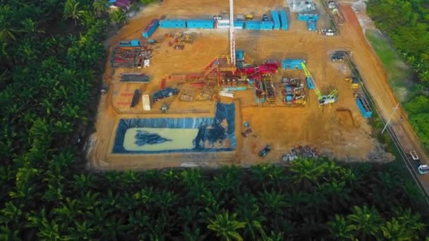 Kinematografický Drone Shot Onshore Vrtání Workover Stavba Vybavení Pro Průzkum — Stock video