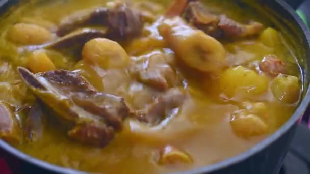 Close Van Houten Lepel Roeren Traditionele Dominicaanse Creoolse Voedsel Genaamd — Stockvideo
