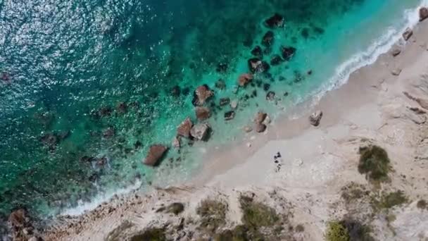 Águas Cristalinas Mar Alcançando Praia Arenosa Costa Cima Para Baixo — Vídeo de Stock