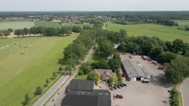 Luchtfoto Onthullen Van Landbouwbedrijf Met Zware Machines Partij — Stockvideo