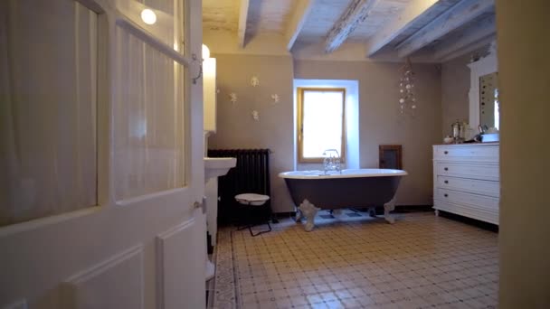 Entering Vintage Bathroom Free Standing Tub Wood Roof Beams Dolly — Vídeo de Stock