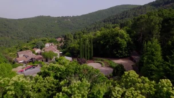 Rustikale Villa Inmitten Von Waldhügeln Der Französischen Landschaft Von Branoux — Stockvideo