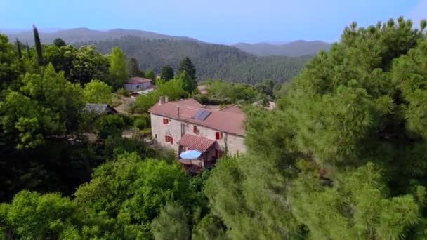 Franse Villa Tussen Bosheuvels Het Platteland Linkse Antenne Dolly Onthullen — Stockvideo
