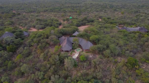 Luxurious African Rural Lodge Pool Middle Bush Green Savannah Aerial – Stock-video