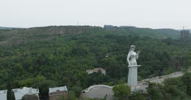 Aerial Shot Mother Georgia Kartlis Deda Monument Tbilisi — Stockvideo