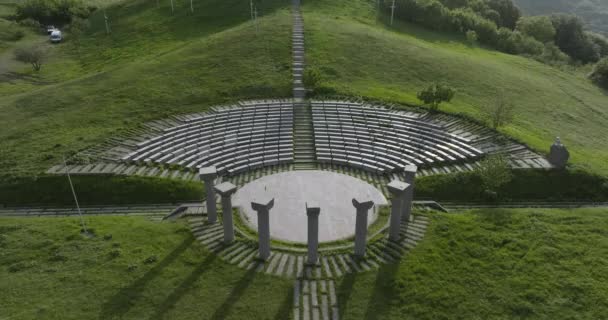 Aerial Shot Didgori Valley Memorial Monuments Amphitheatre Landscape — Vídeos de Stock