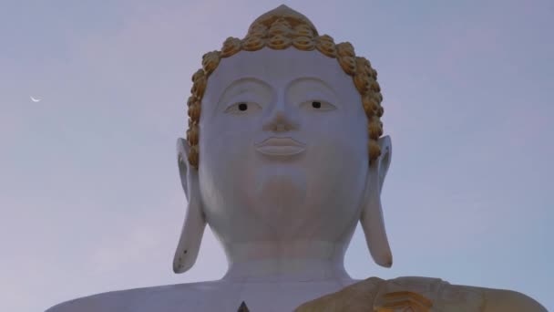 Religiöse Reisefilme Einer Riesigen Buddha Statue Tempel Des Wat Phrathat — Stockvideo