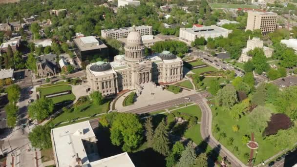 Wide Aerial Shot Approaching Idaho State Capitol Building — Wideo stockowe