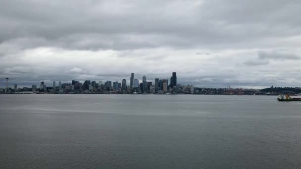 Drone Shot Seattle Skyline Background Cloudy Spring Day — Stockvideo